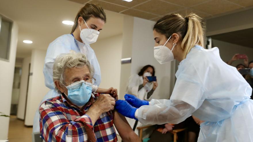 Así comenzó la vacunación contra el coronavirus en Asturias