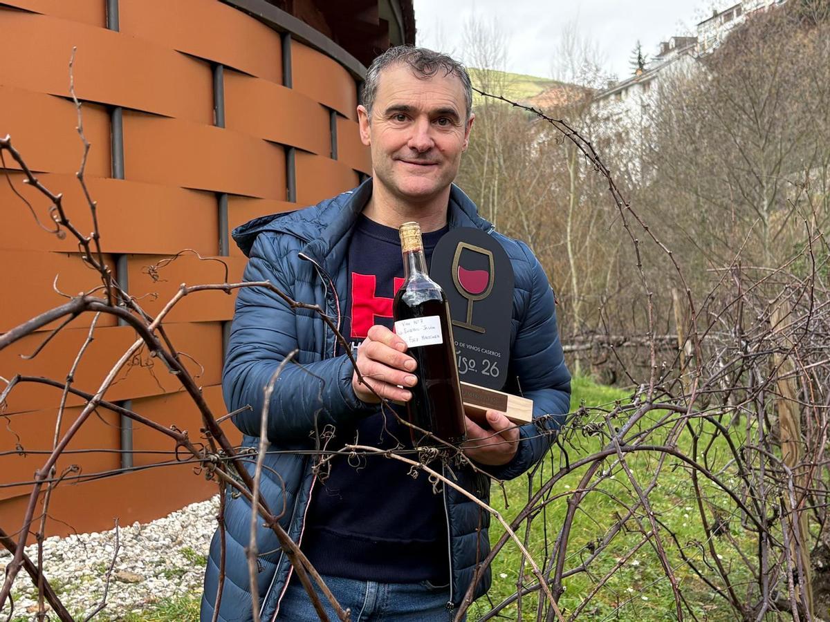Andrés Fernández con su vino y el primer premio.