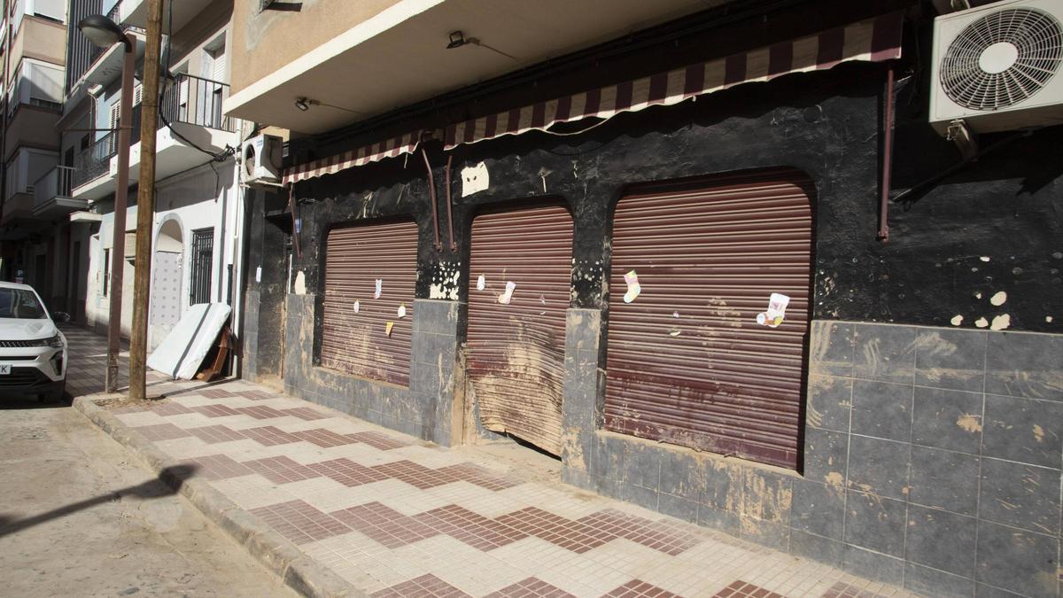 Un local de Algemesí cerrado y con barro, en una imagen de hace unos días.