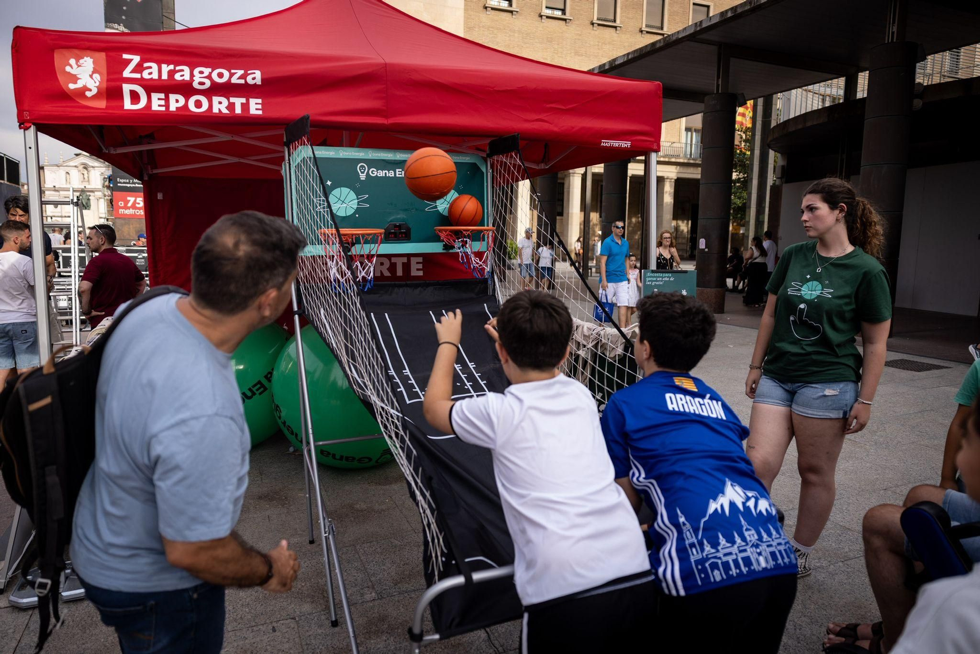 En imágenes | La Plaza del Pilar respira baloncesto con el 3x3