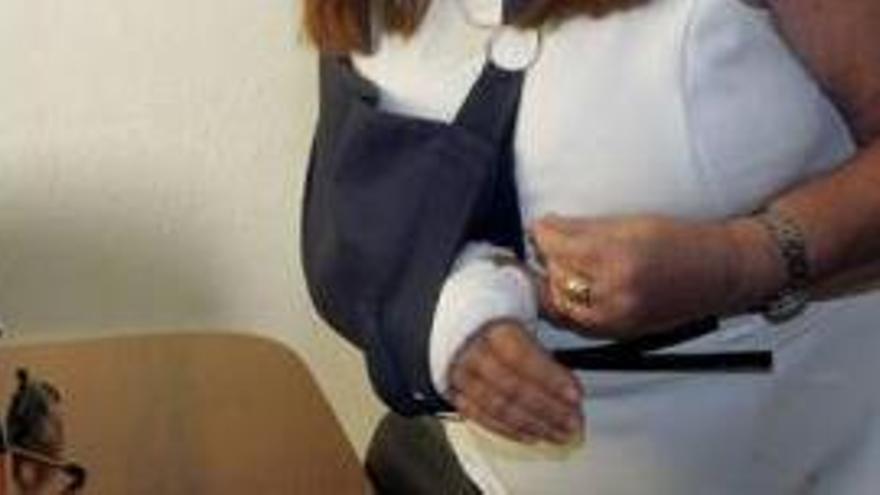 Francisca Naranjo, ayer, con el brazo en cabestrillo en la sede de Hostecar.