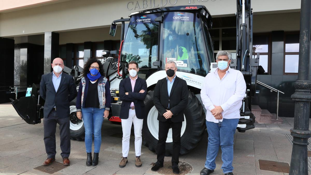 Un momento del acto de entrega del vehículo, en presencia del director general de la Fundación CajaCanarias, Alfredo Luaces.