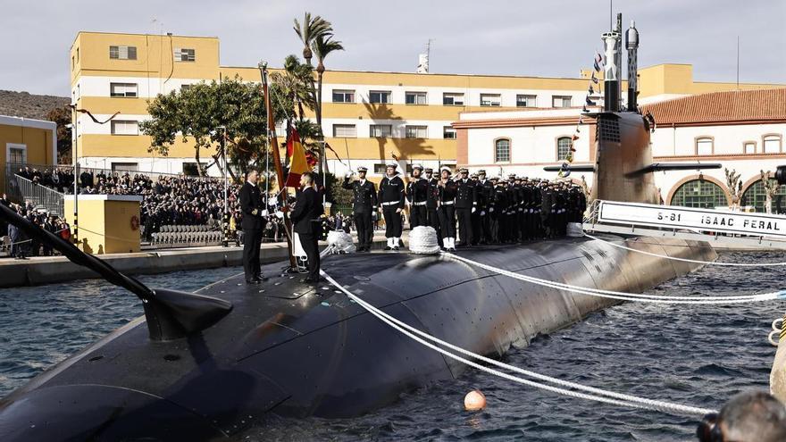 El submarino Isaac Peral ya duerme en la base militar Arsenal de la Región de Murcia