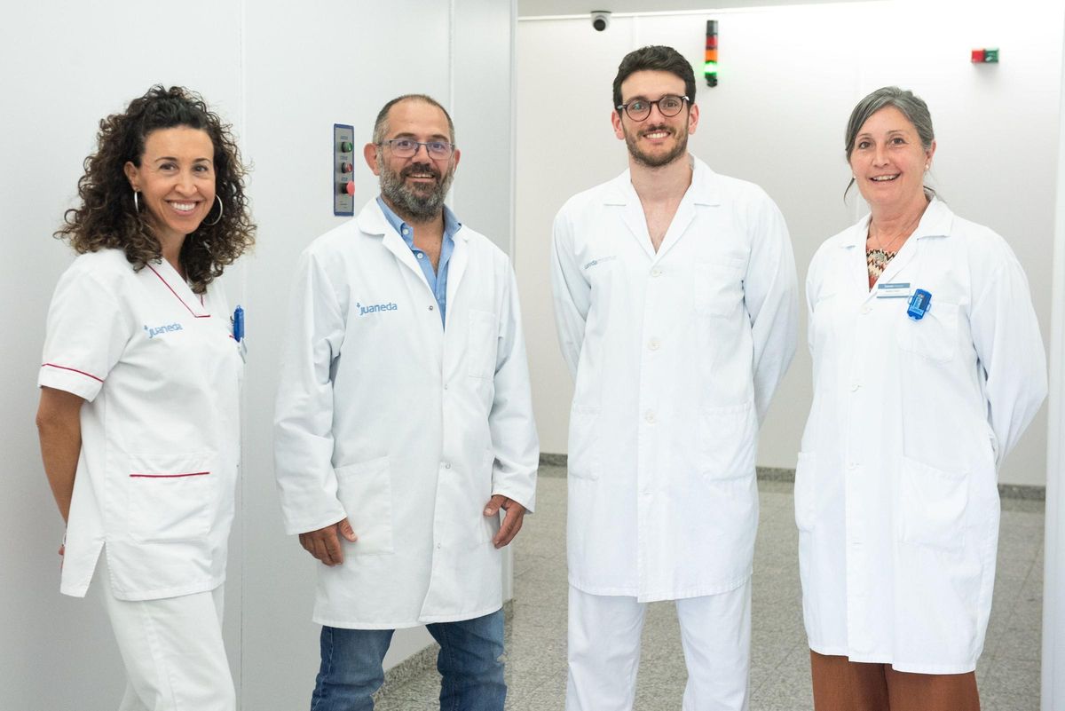 El equipo al completo: De izquierda a derecha, María Salvatierra, técnico de Radioterapia; Eduardo Miró de Mesa, jefe de servicio de Radioprotección y Física Médica; el Dr. Lluís Mateu, médico adjunto de Oncología Radioterápica y María Coca, físico adjunto de Física Médica.