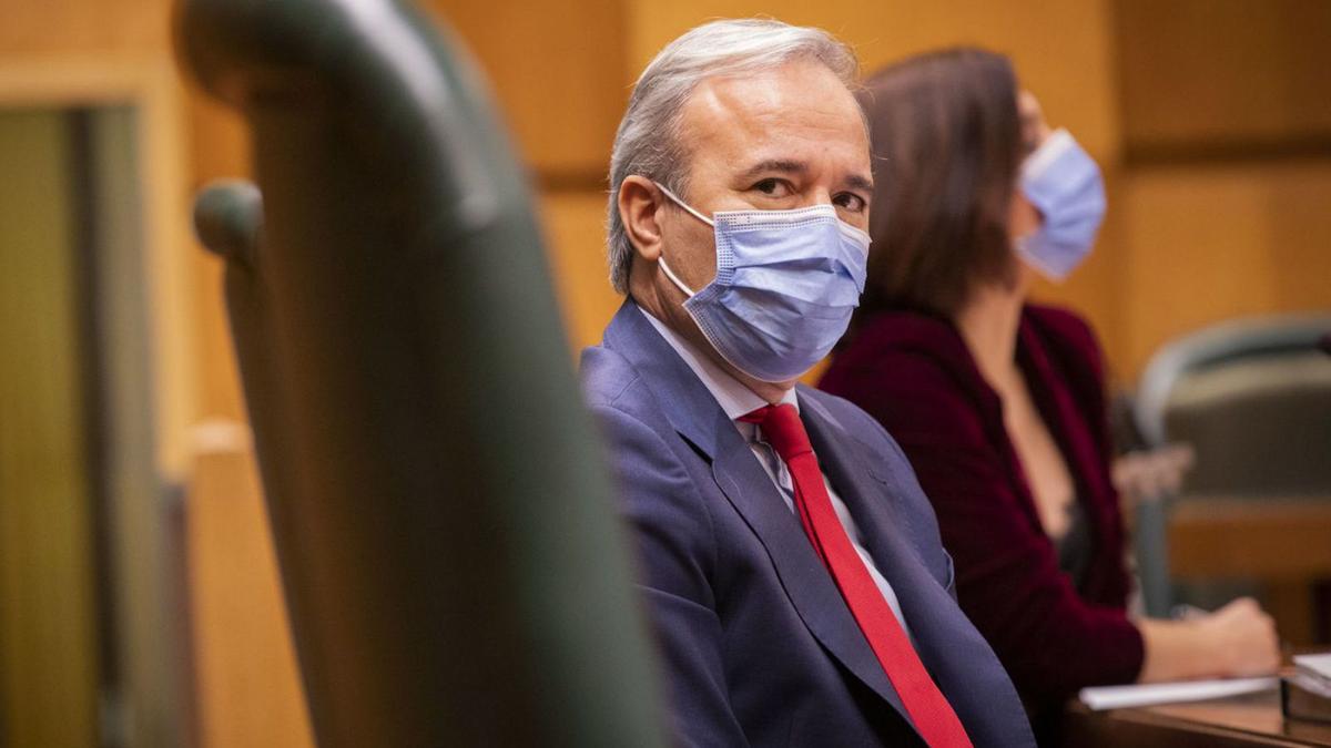 Azcón, en primer plano, con Fernández al fondo, en el debate del estado de la ciudad del año pasado.