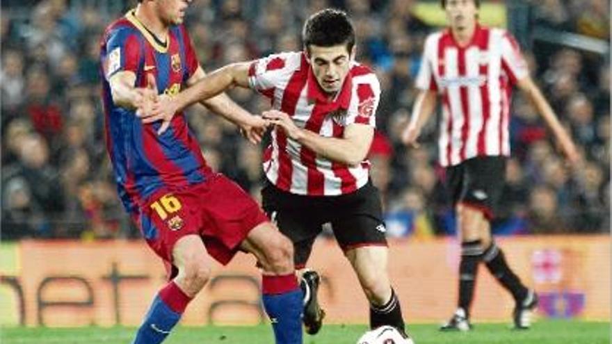 Sergio Busquets, a la imatge, en un partit contra l&#039;Athletic de Bilbao, pot jugar de central contra l&#039;Arsenal.