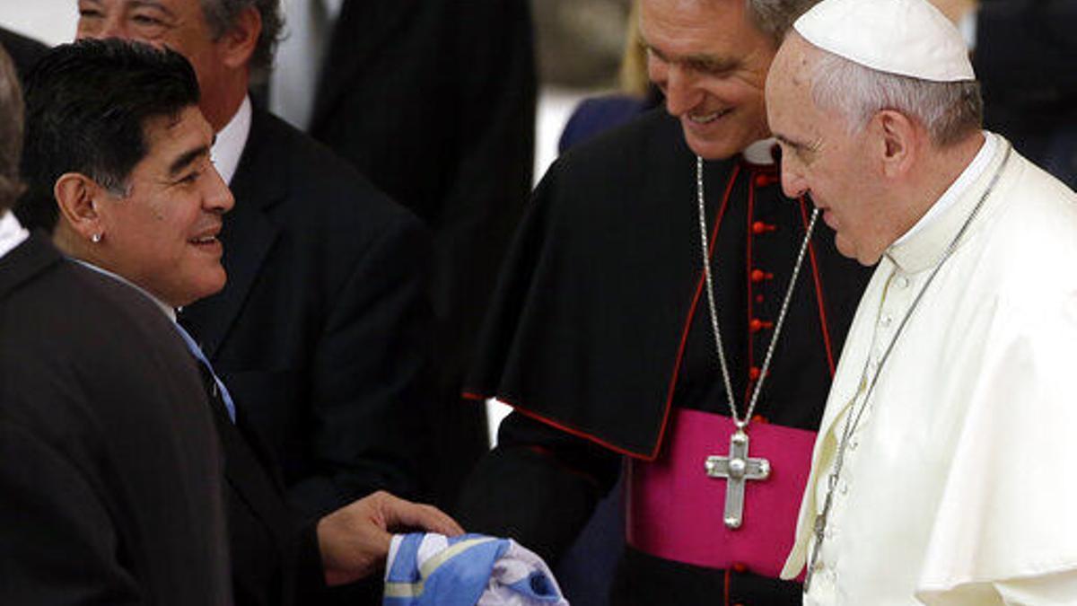 El Papa Francisco recibe a Diego Armando Maradona, en una imagen de 2014.