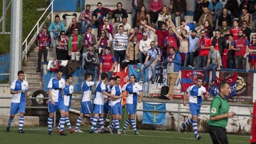 Los jugadores del Tuilla celebran uno de los tantos ante el Ceares.