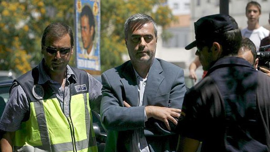 El exalcalde de Estepona, Antonio Barrientos, durante su detención.