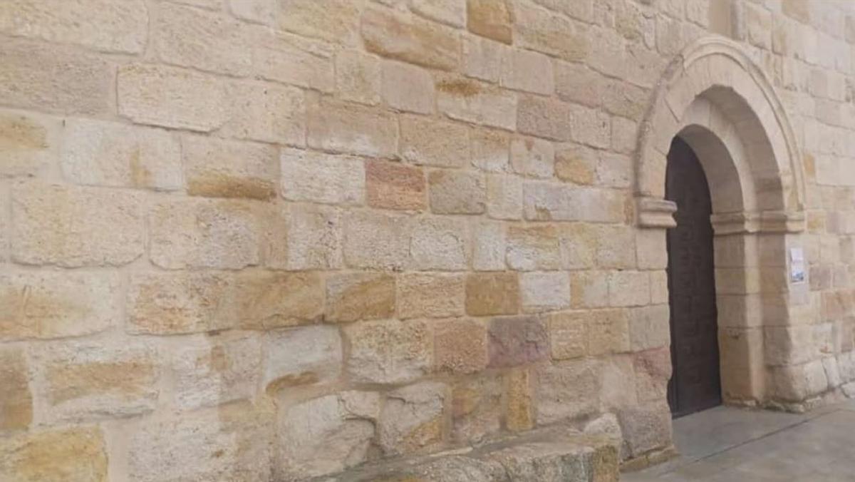 Fachada del templo, una vez eliminada la pintada.