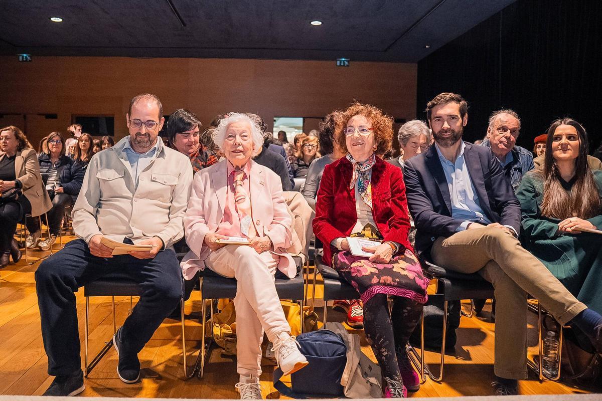 María Xosé Queizán, segunda pola esquerda, e Míriam Ferradáns, primeira pola dereita, na homenaxe "A escrita sen límites", esta semana en Vigo.