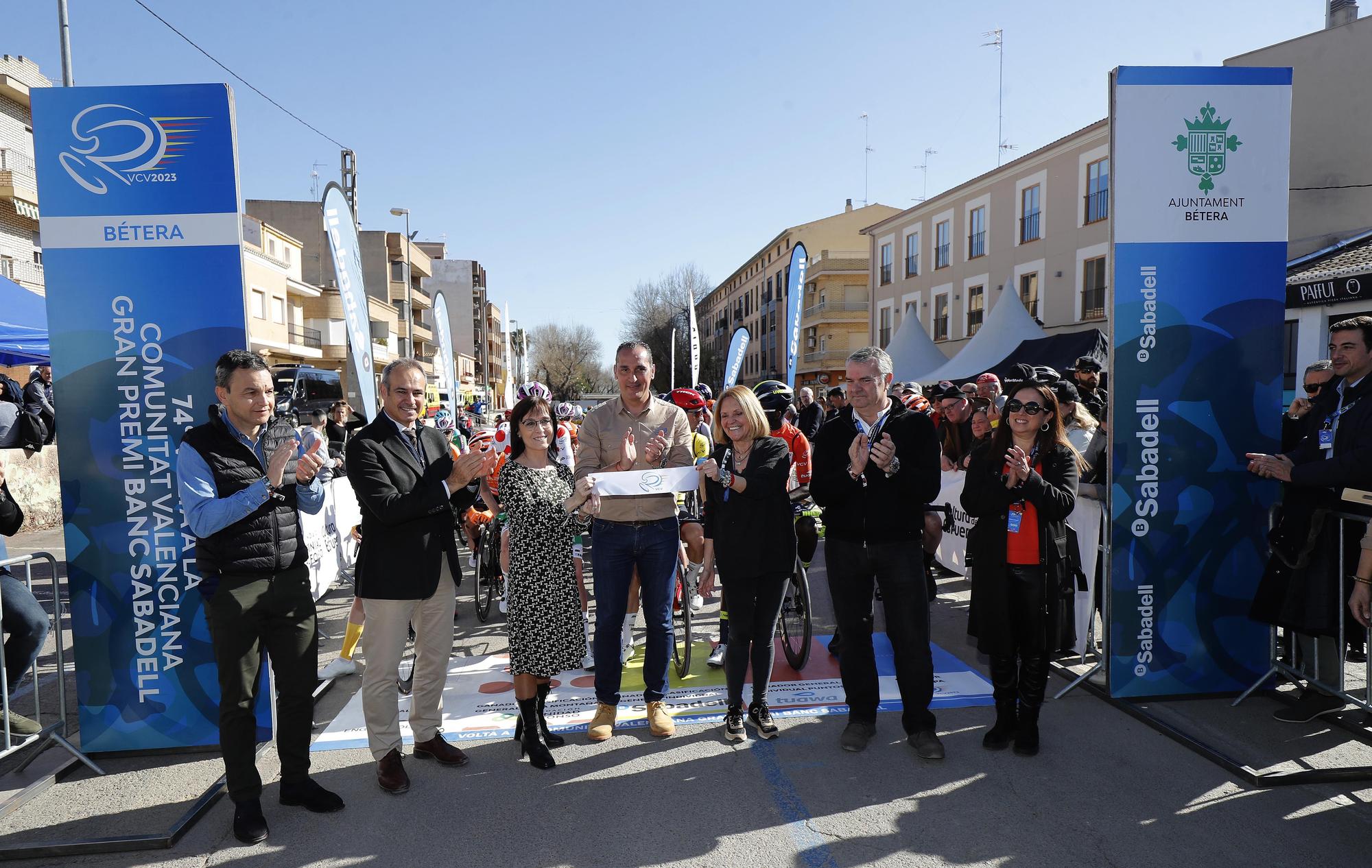 Salida de la Volta Ciclista a la Comunitat Valenciana desde Bétera