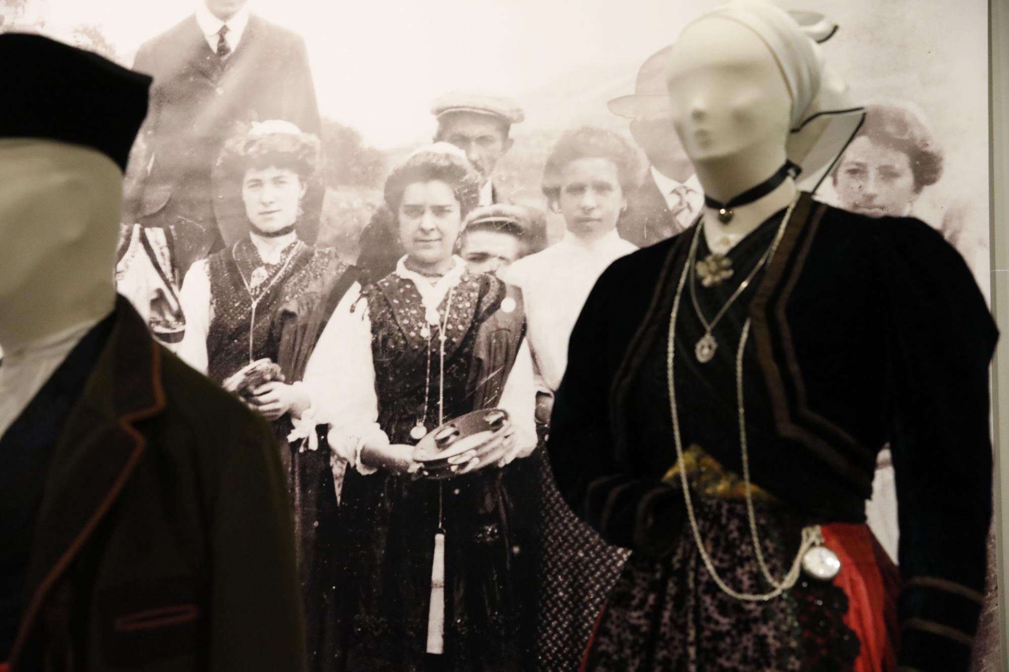 La historia de los trajes de asturianos en Llanes