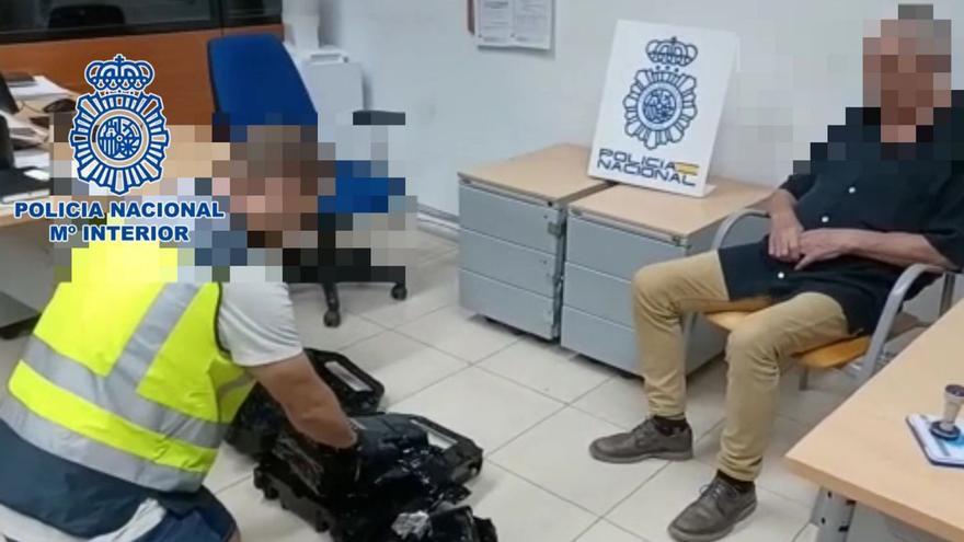 El detenido en el aeropuerto de Lanzarote, durante la inspección de los paquetes en los que transportaba la droga.