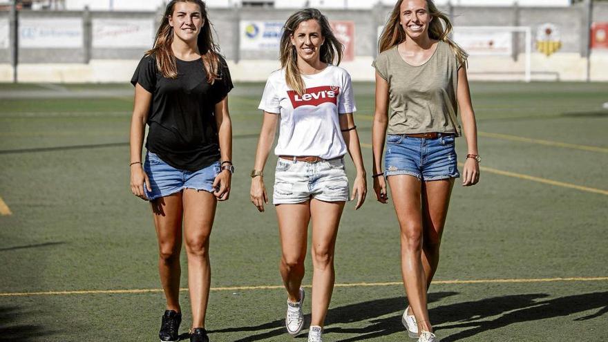 Patricia Guijarro, Patricia Mascaró y Maitane López (de izq. a der.) vuelven a pisar el césped del Collerense, equipo en el que se formaron como futbolistas.