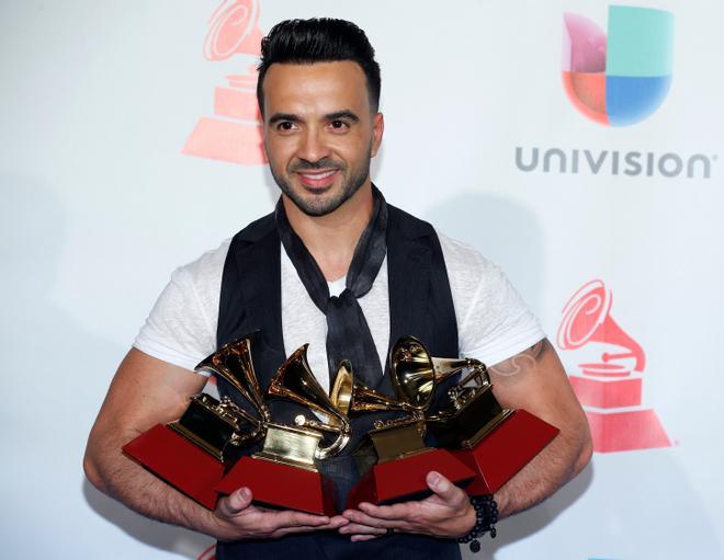 Luis Fonsi posa con sus Grammy Latinos