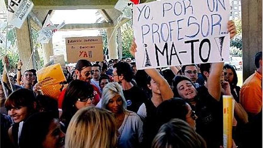 La protesta en la sede de la Conselleria de Educación fue seguida por cientos de personas.