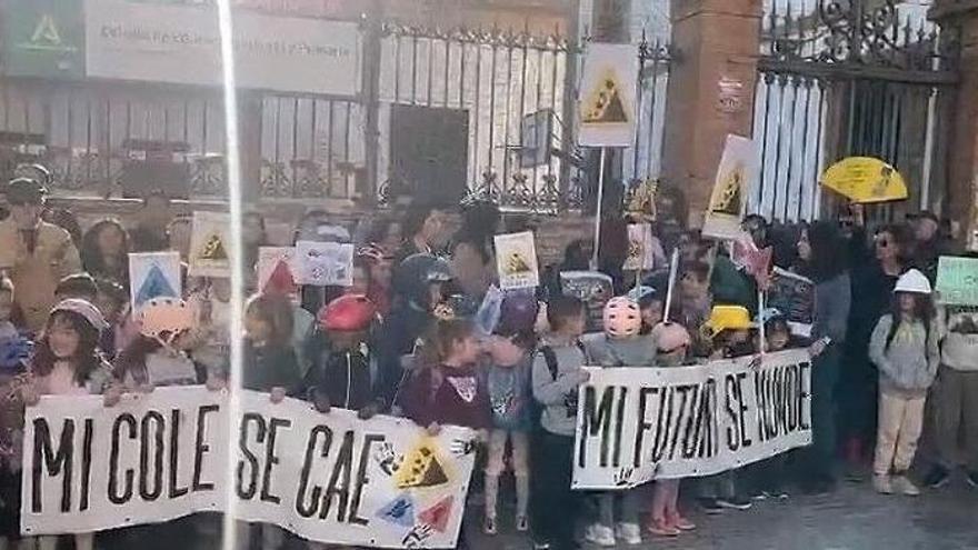 Las familias de los Altos Colegios de la Macarena pisan la calle por un "mantenimiento real" del centro: "Están poniendo un parche"