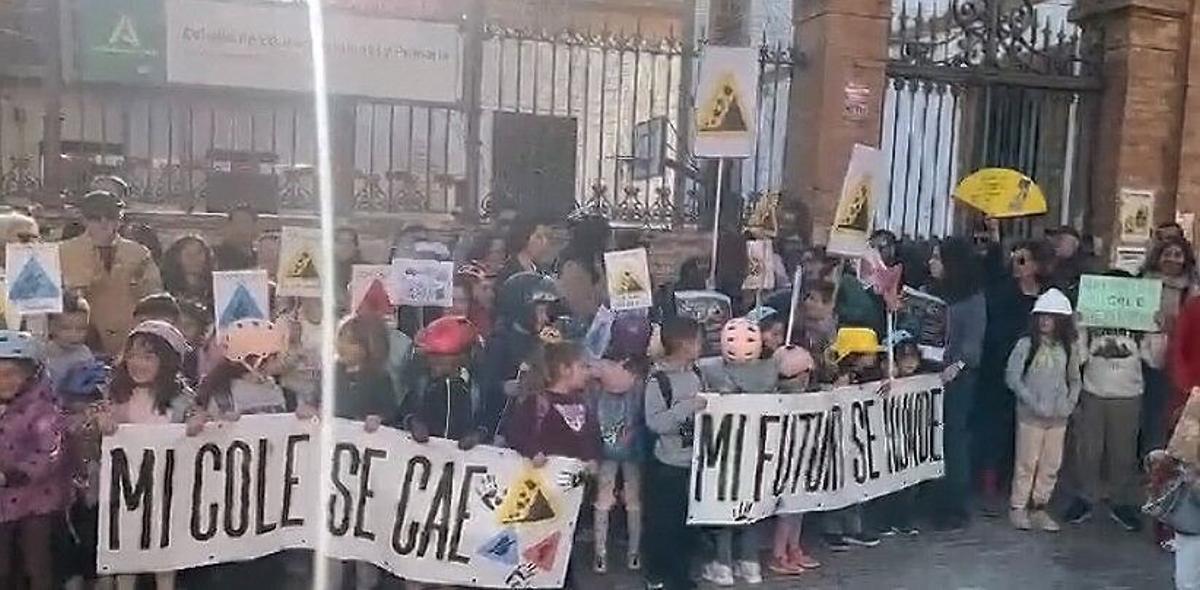 Manifestación en el exterior del Altos Colegios Macarena de Sevilla.