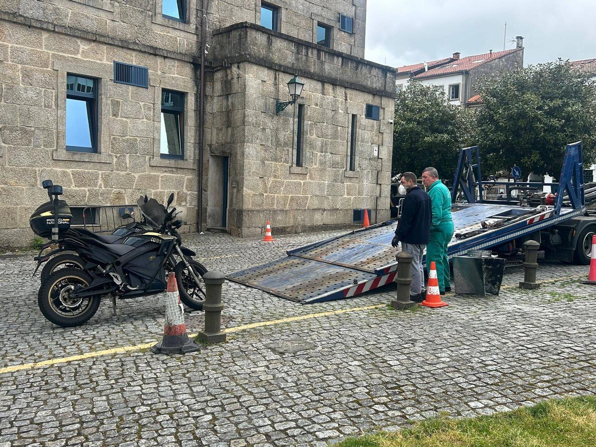 Retirada de las motocicletas del garaje de la comisaría de Santiago del Cuerpo Nacional de Policía