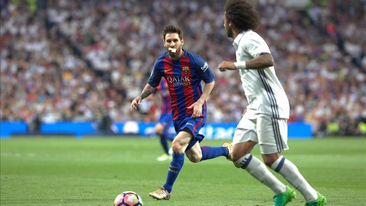 Messi, con una gasa en la boca, ante Marcelo, que le propinó un codazo.