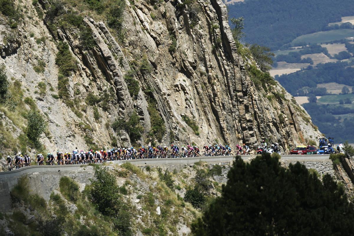 Foto de todo el pelotón de cilcistas que recorrían los 127,9 km desde Gap hasta Alpe d'Huez. Foto de todo el pelotón de cilcistas que recorrían los 127,9 km desde Gap hasta Alpe d'Huez.