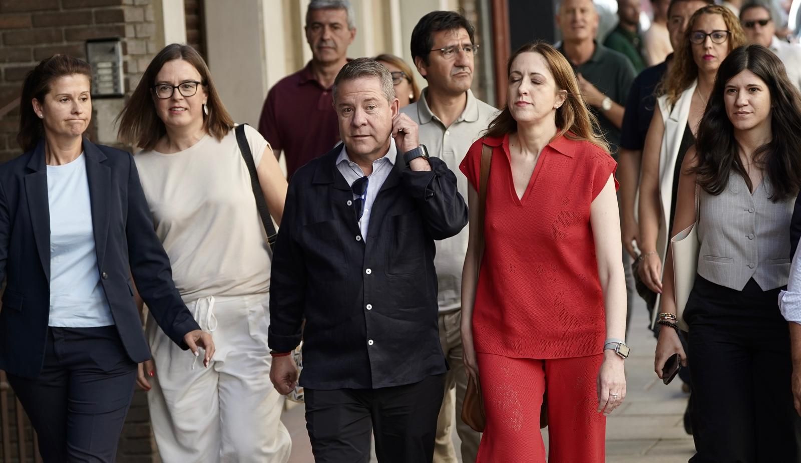 Page, sonriente, a su llegada a la sede del PSOE en Ferraz