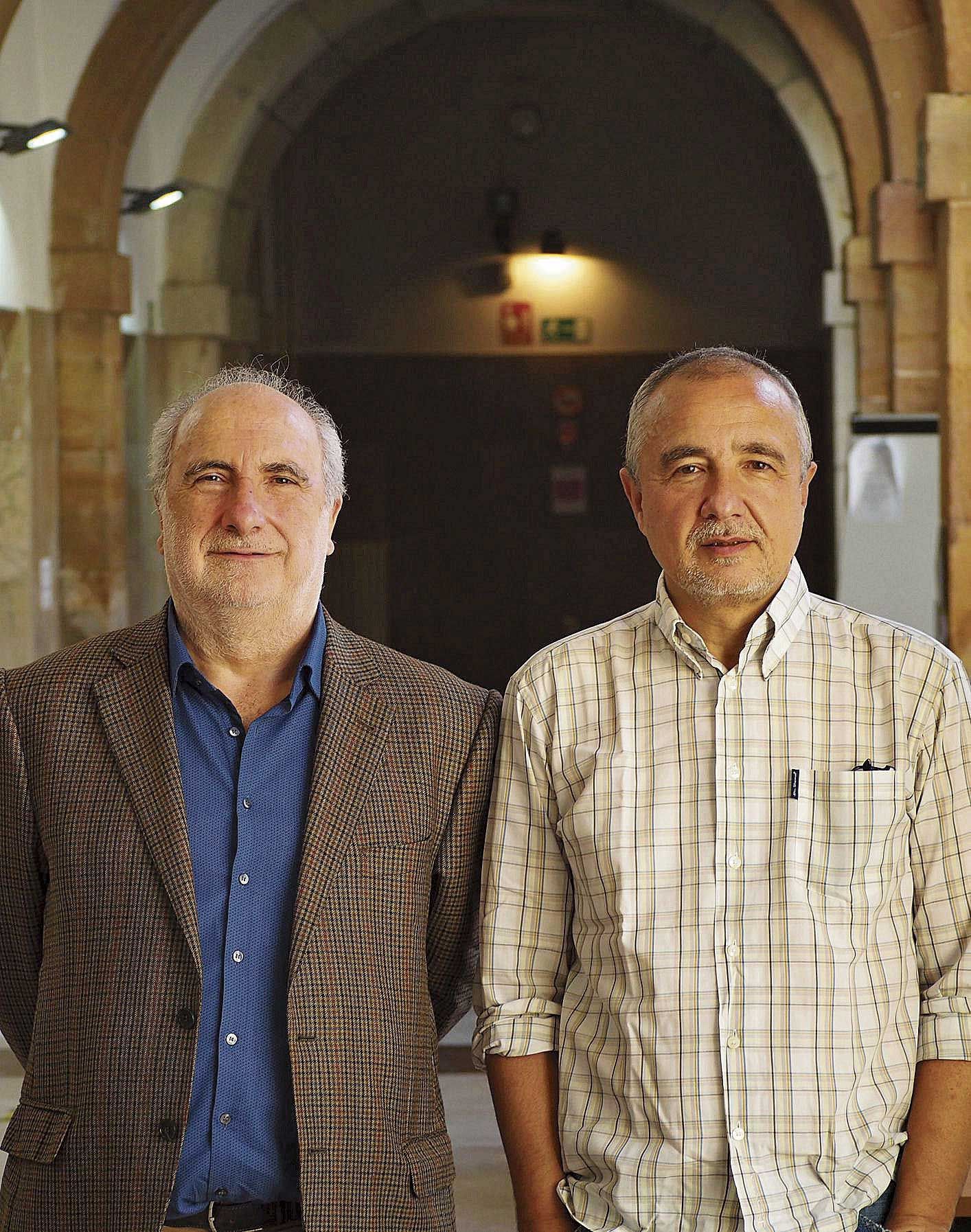 Los profesores de Psicología de la Universidad de Oviedo Marino Pérez y José Errasti.