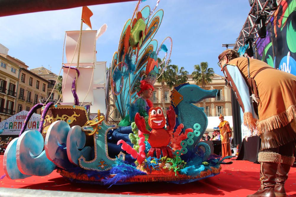 Las familias y los niños disfrazados toman las calles del centro de Málaga el primer domingo de Carnaval.