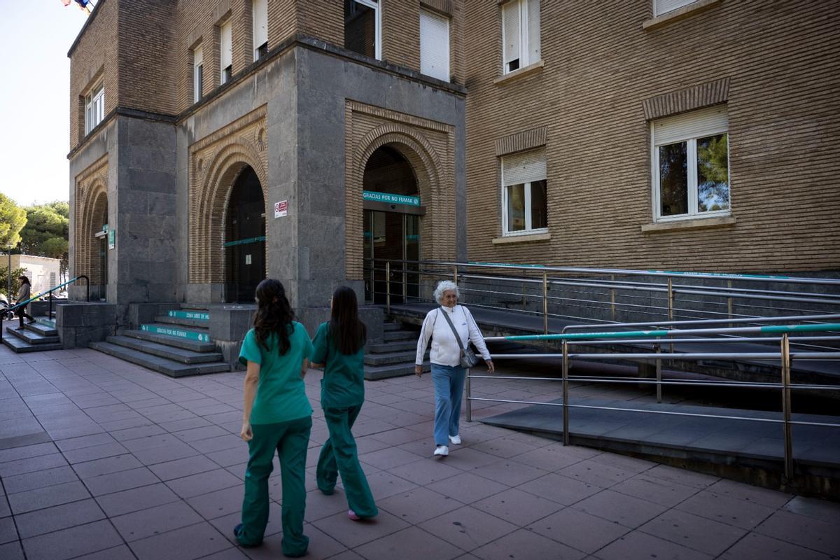 Dos profesionales sanitarias y una paciente en el hospital Royo Villanova, este jueves,