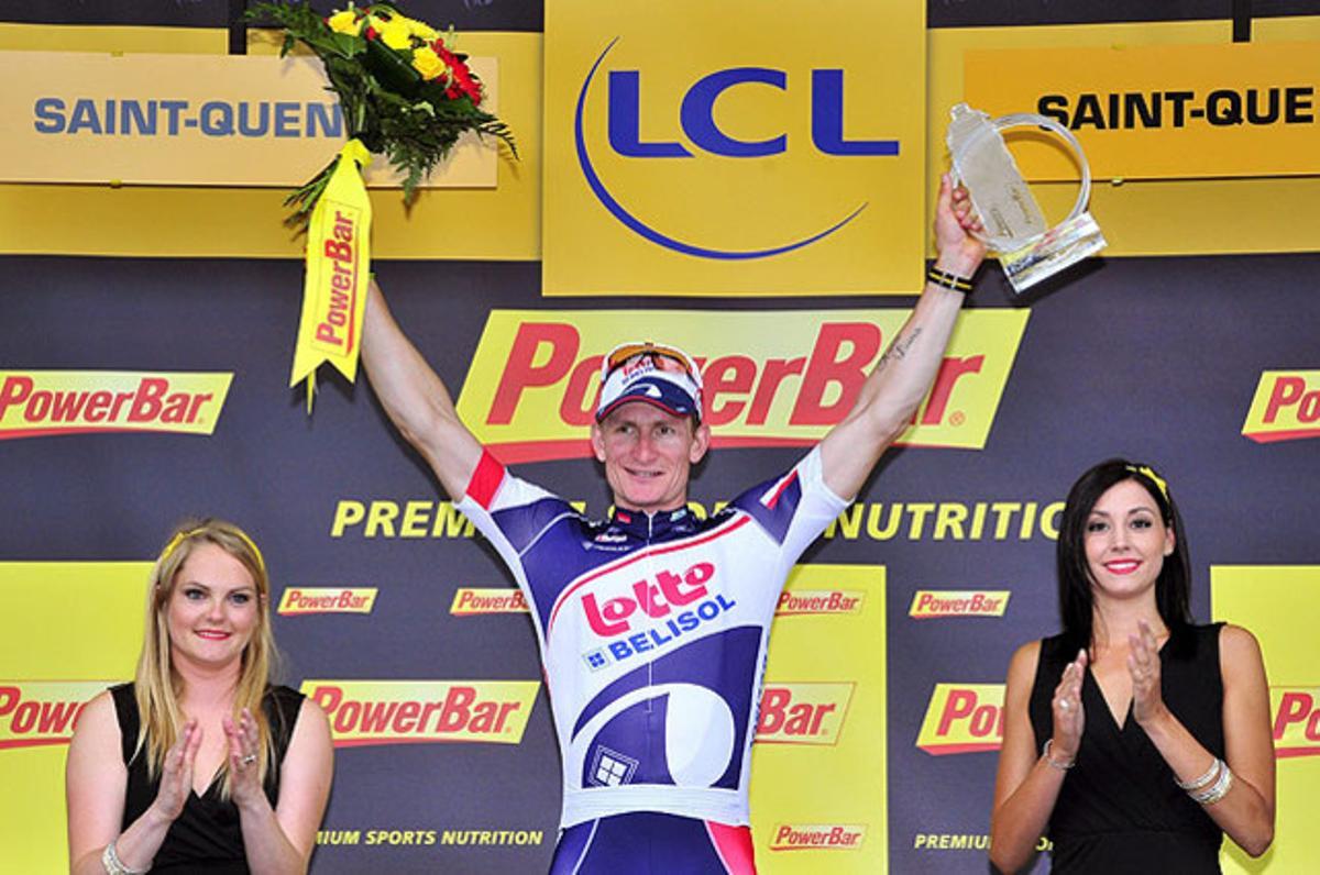 El ciclista alemany Andre Greipel, de l’equip Lotto-Belisol, celebra al podi la seva victòria en la cinquena etapa del Tour de França, entre Rouen i Saint-Quentin.