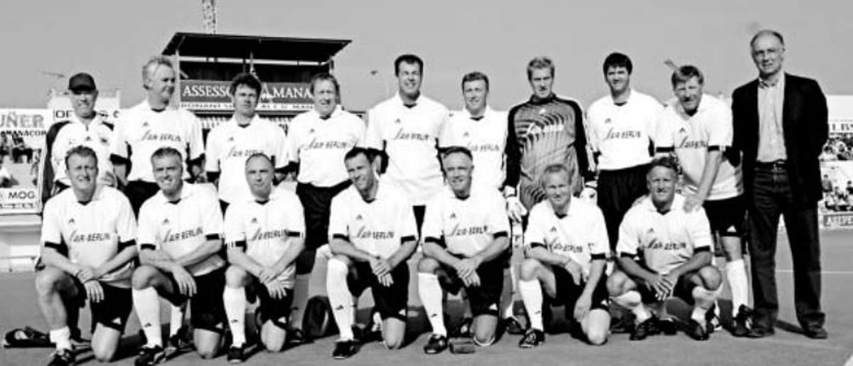 Die &quot;Allstars Of Germany&quot; beim Benefizspiel in Manacor im Jahr 2004 mit Andreas Brehme (u. re.)