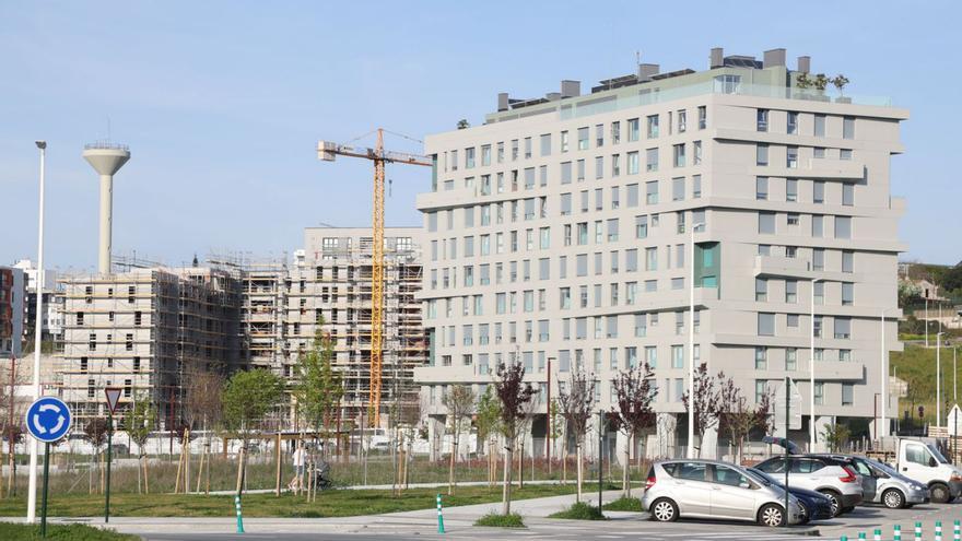Algunos edificios nuevos y en construcción en el barrio de Xuxán. |Germán Barreiros/Roller Agencia