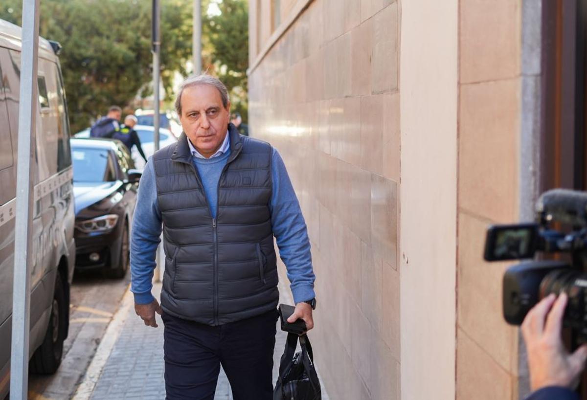 Alberto Martín Moratilla accede, esta mañana, a los juzgados de Catarroja.