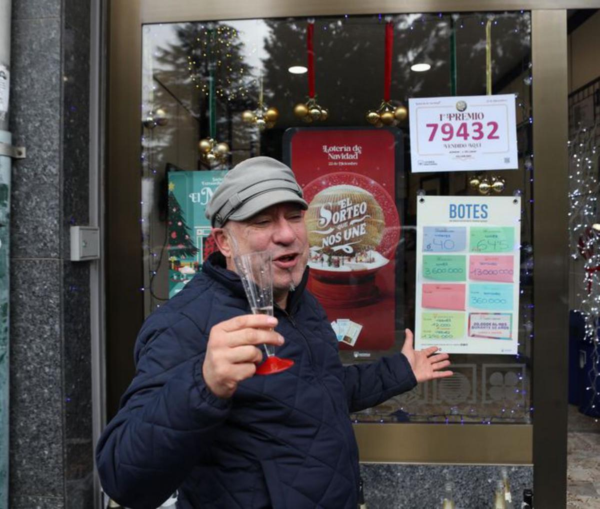 Un agraciado lo celebra con una copa de cava en la localidad leonesa. A la derecha, José Fernández, Saray Fernández, Nevenka Cambón y Yanira Menéndez, con el número ganador. | A. G.-O.
