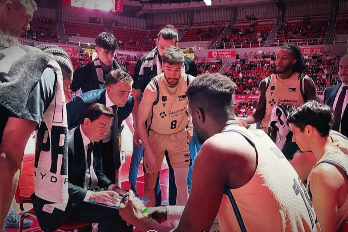 Xavi Pascual, dando indicaciones a sus jugadores durante el encuentro ante el Casademont Zaragoza