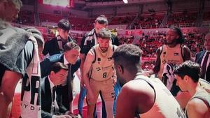Xavi Pascual, dando indicaciones a sus jugadores durante el encuentro ante el Casademont Zaragoza