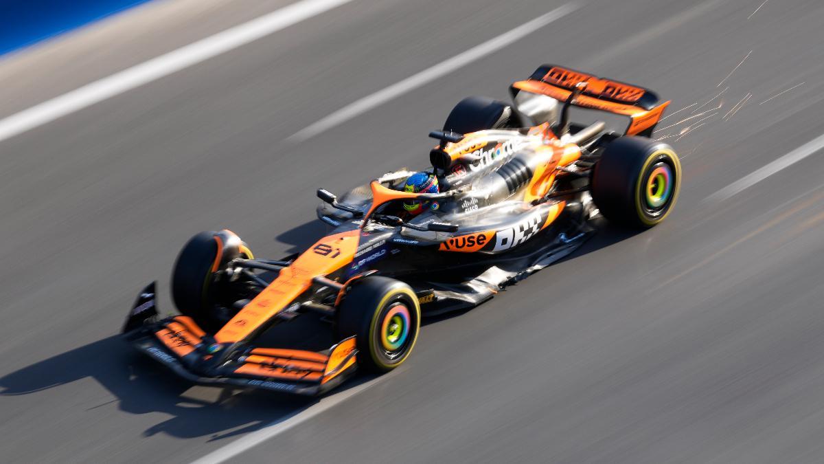 Oscar Piastri, al volante del McLaren en Bakú