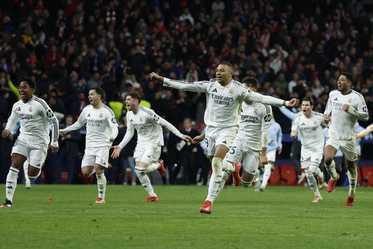 MADRID, 12703/2025.- Los jugadores del Real Madrid celebran su pase a cuartos tras derrotar en la tanda de penaltis al Atlético de Madrid en el encuentro de vuelta de los octavos de final de la Liga de Campeones que han disptuado este miércoles en el estadio Metropolitano. EFE/Juanjo Martín