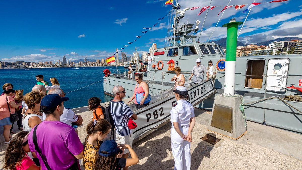 Parte del público que ha acudido durante toda la mañana al puerto de Benidorm para poder visitar el Formentor.