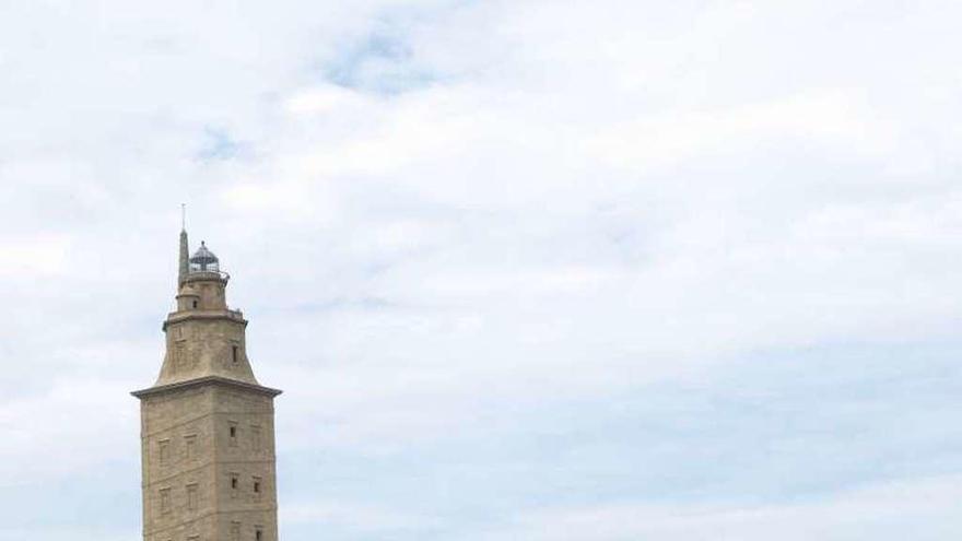 Turistas en el entorno de la Torre de Hércules.