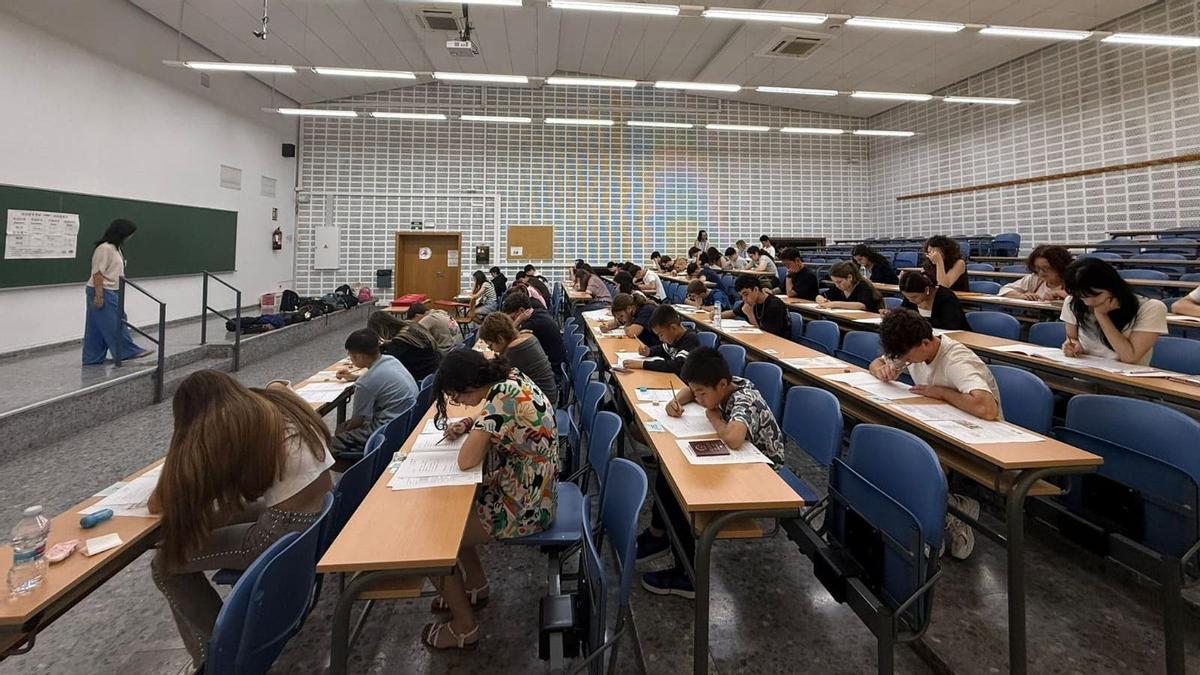 Las aulas de la Facultat de Filologia, Traducció i Comunicació se llenaron para la convocatoria de los exámenes oficiales de chino HSK, HSKK e YCT.