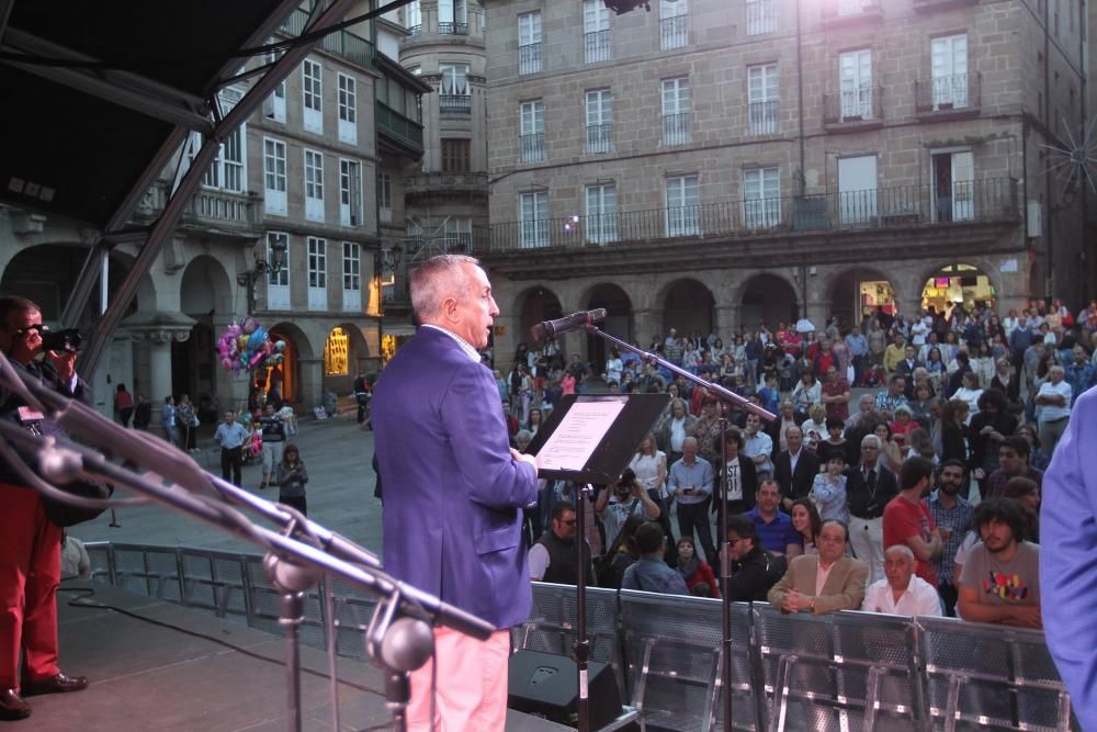 Fuegos artificiales bailando al ritmo de la música y 20.000 watios de sonido para expresar "la emoción de ser de Ourense"