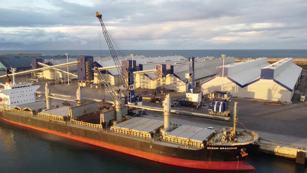 Un barco en las instalaciones actuales del puerto exterior de punta Lantosteira.