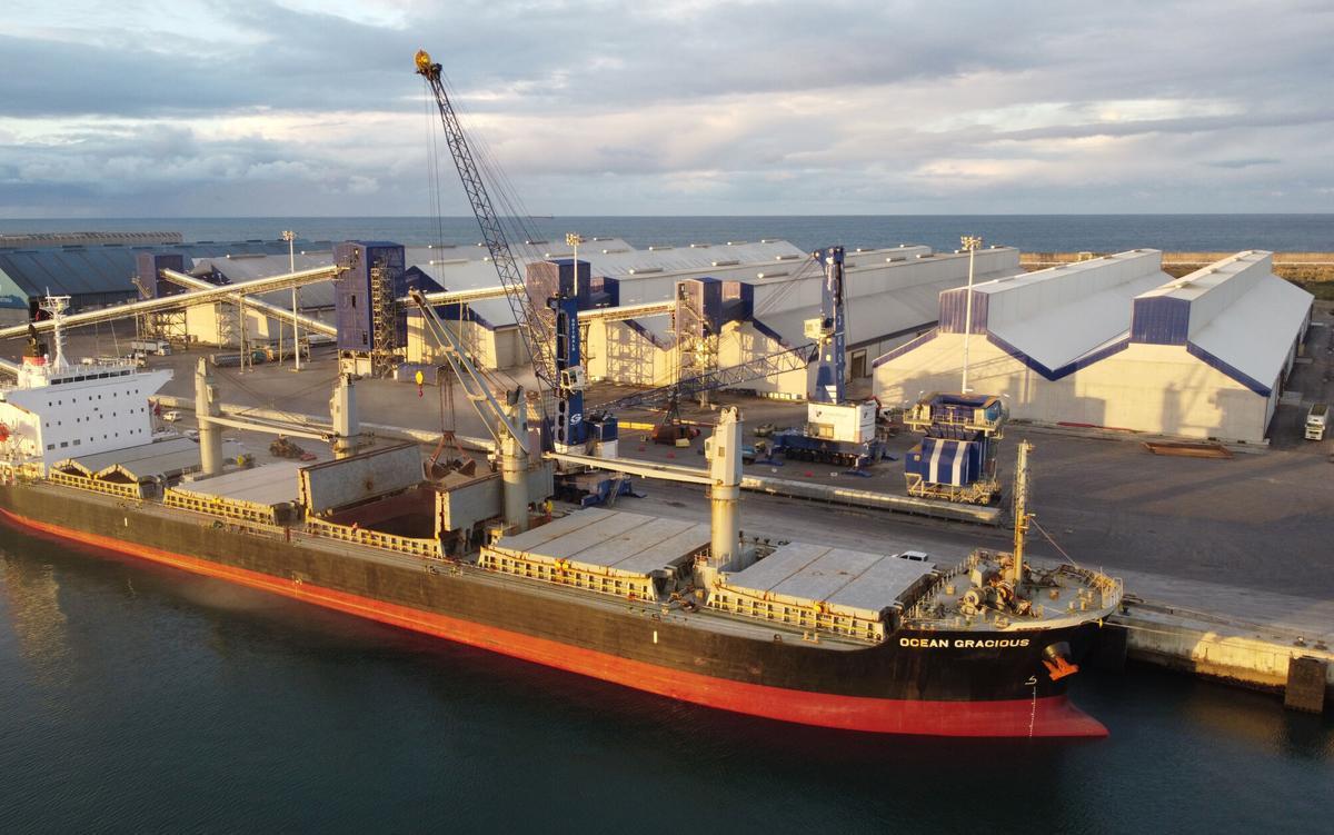 Un barco opera en el muelle de punta Langosteira.