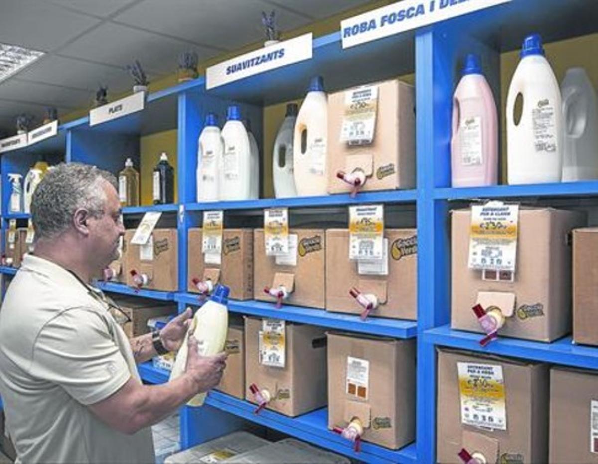 César González,al seu establimentde productes de neteja a granel. César González,al seu establimentde productes de neteja a granel.