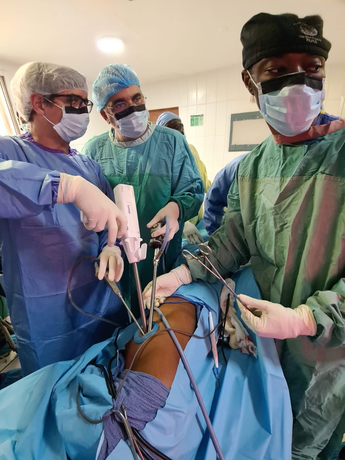 Intervención quirúrgica realizada por el ciruja coruñés Diego González Rivas en un hospital de Liberia.