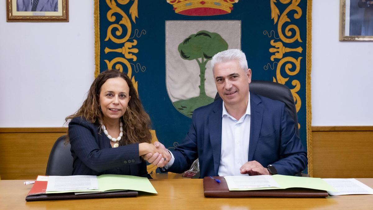 Mar Medeiros y Manuel Taboada firmaron el acuerdo.