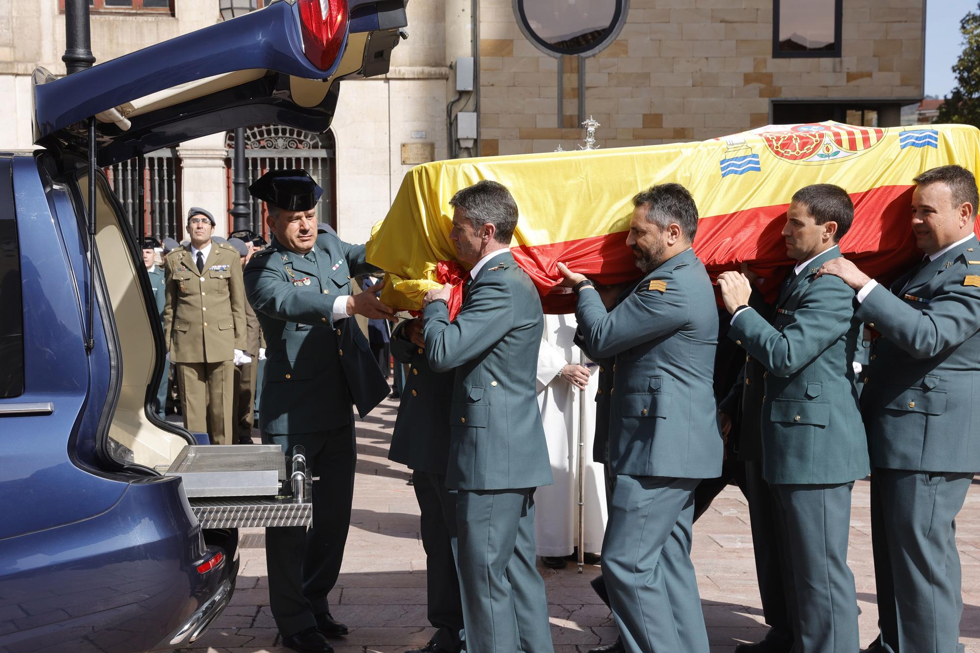 En imágenes: funeral en la catedral de Oviedo del guardia civil que evitó una masacre ciclista en Pravia