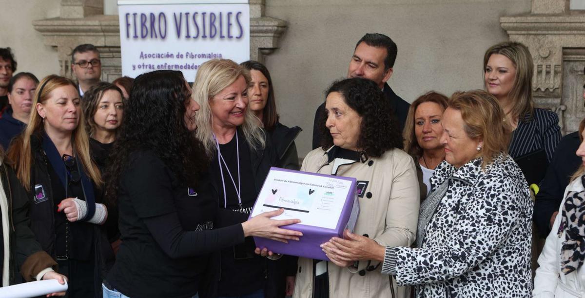 Entrega «simbólica» de las firmas a las representantes de la Xunta, en la concentración de ayer.